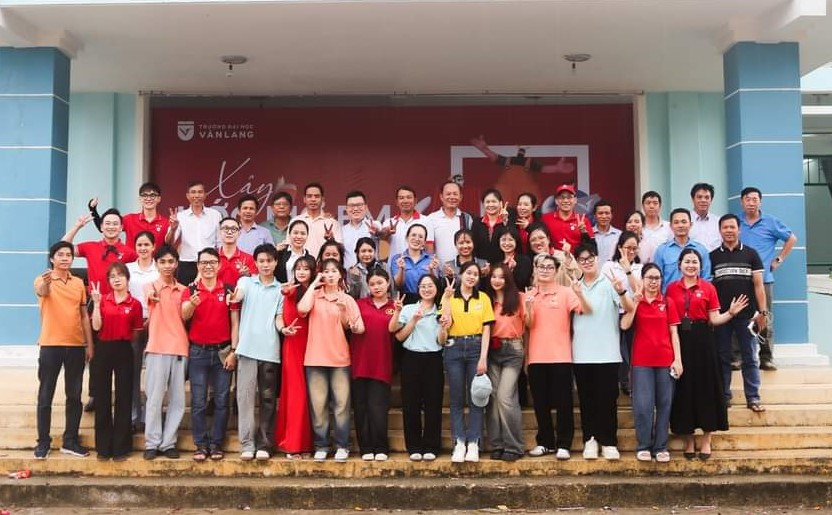 Các bạn sinh viên cùng tham gia dự án "Nâng cao chất lượng giáo dục cho trẻ em có hoàn cảnh khó khăn", tại xã Ma Nới, huyện Ninh Sơn, tỉnh Ninh Thuận. Các bạn sinh viên cùng tham gia dự án "Nâng cao chất lượng giáo dục cho trẻ em có hoàn cảnh khó khăn", tại xã Ma Nới, huyện Ninh Sơn, tỉnh Ninh Thuận.