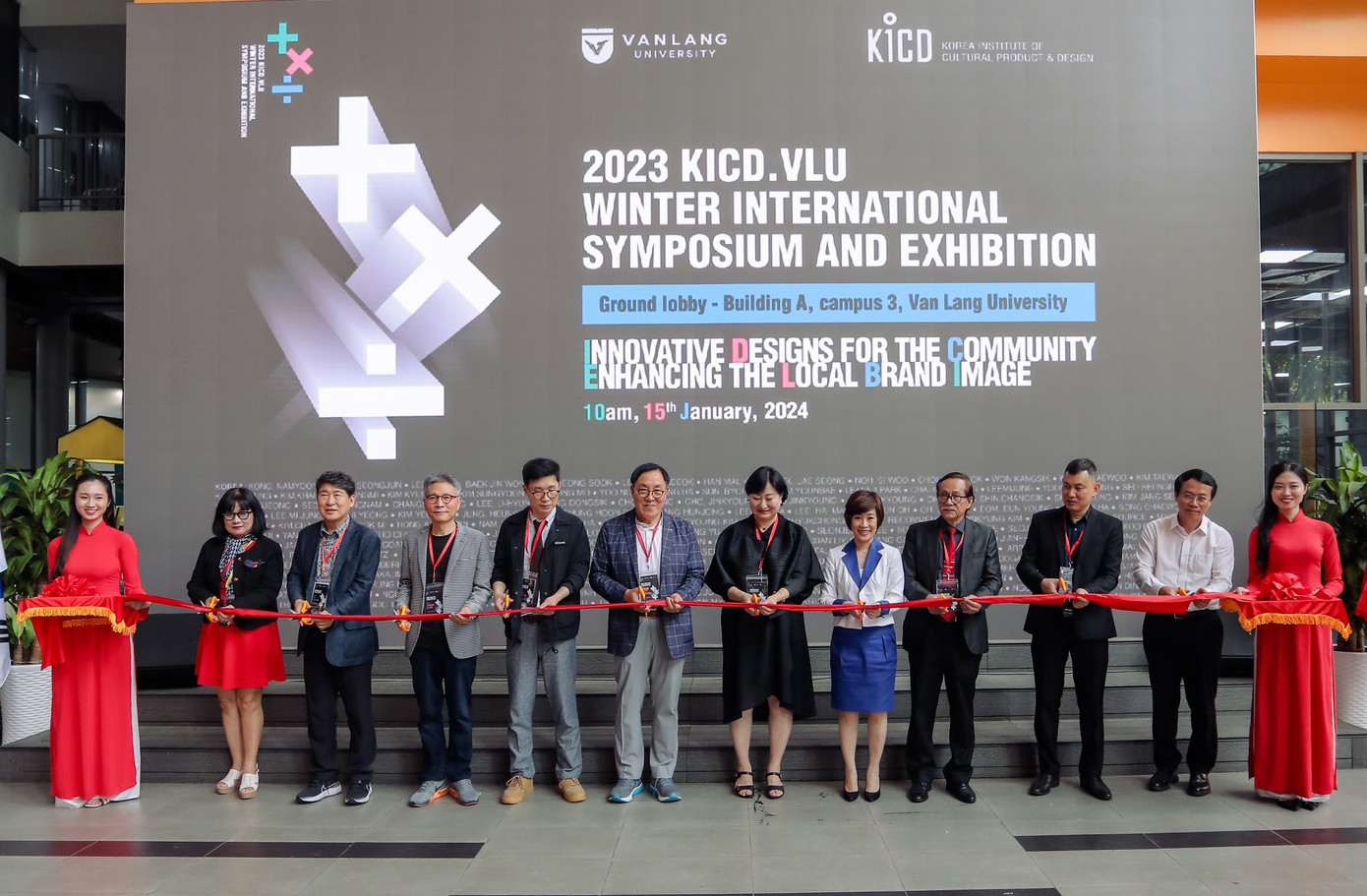 Triển lãm quốc tế chính thức được khai mạc tại trường ĐH Văn Lang, sáng ngày 15/1. Triển lãm quốc tế chính thức được khai mạc tại trường ĐH Văn Lang, sáng ngày 15/1.