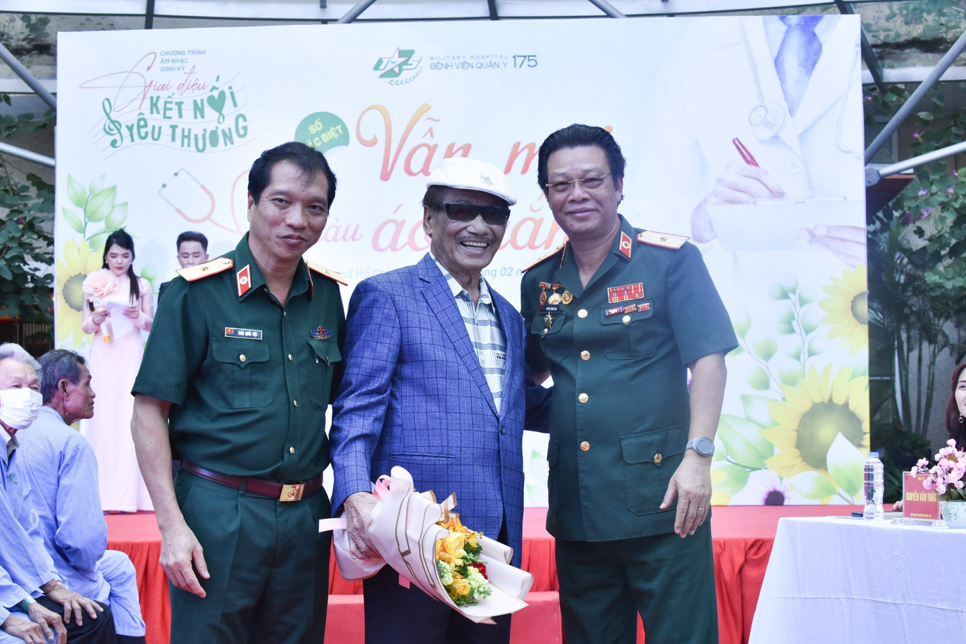 Nhạc sĩ Trần Tiến (ở giữa) có mặt và góp vui tại chương trình. Nhạc sĩ Trần Tiến (ở giữa) có mặt và góp vui tại chương trình.