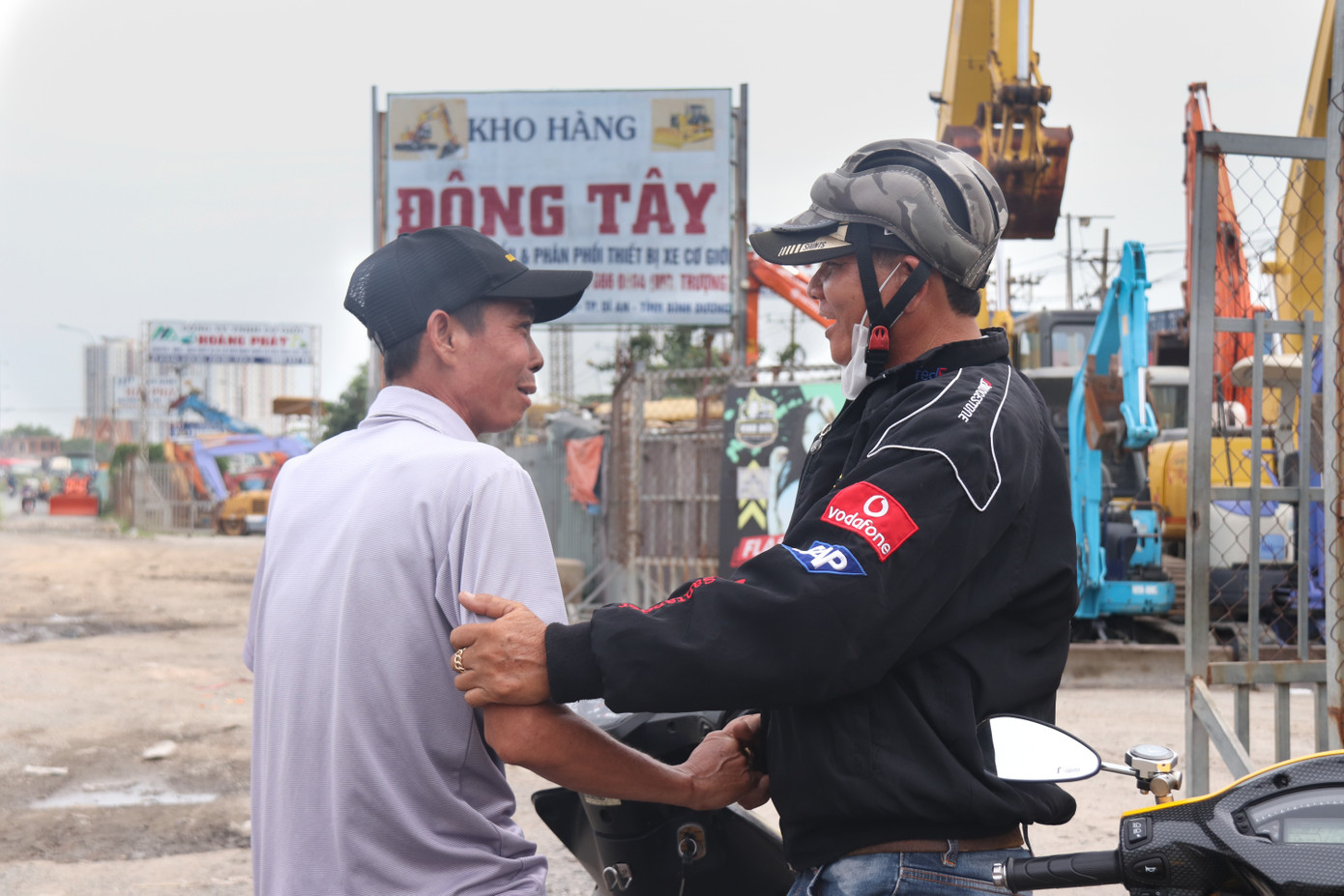 Một người quen muốn ủng hộ ông 5 lít xăng nhưng ông đã từ chối.