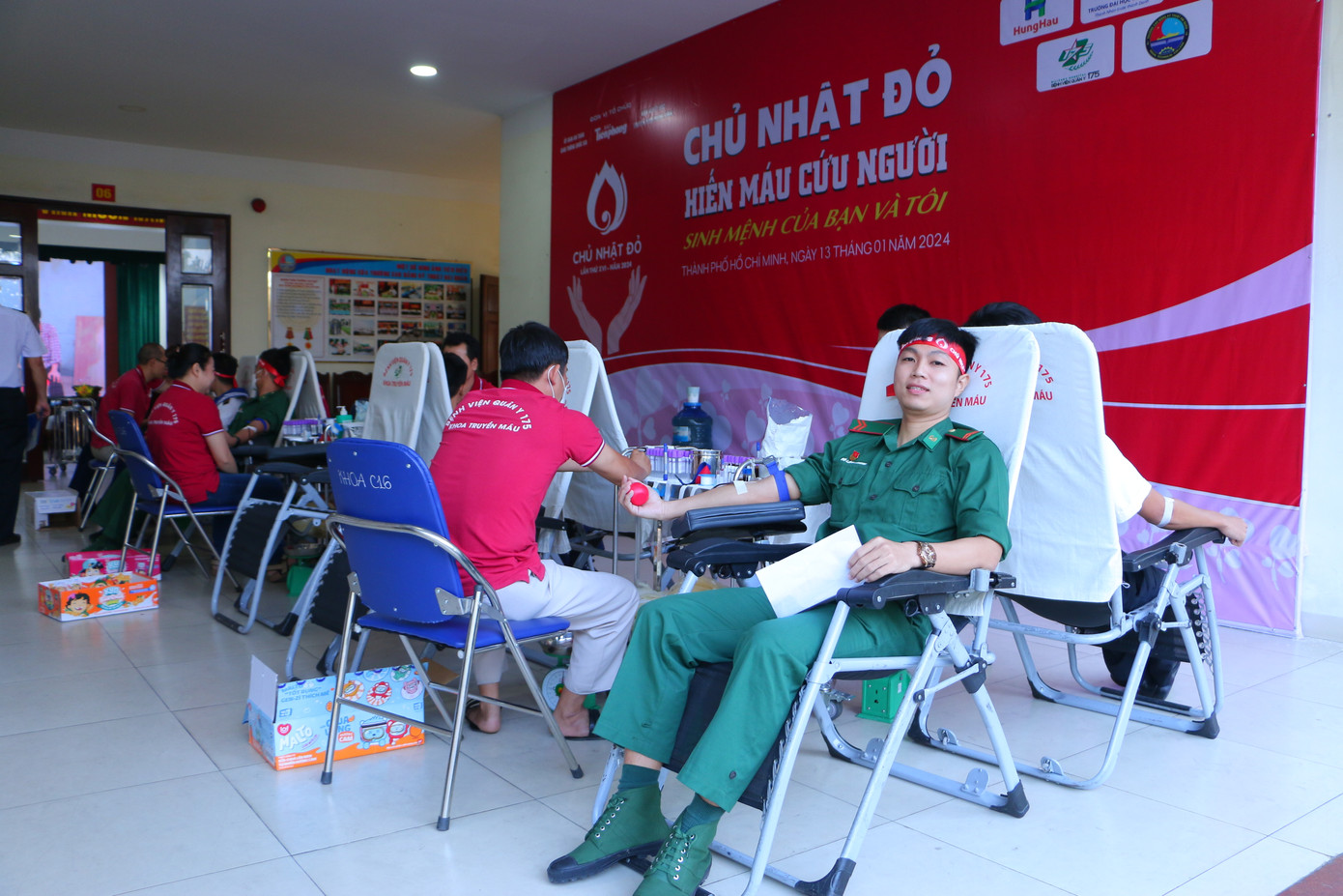 Học viên trường CĐ Kỹ thuật Hải quân san sẻ những giọt máu hồng tình nguyện. Học viên trường CĐ Kỹ thuật Hải quân san sẻ những giọt máu hồng tình nguyện.