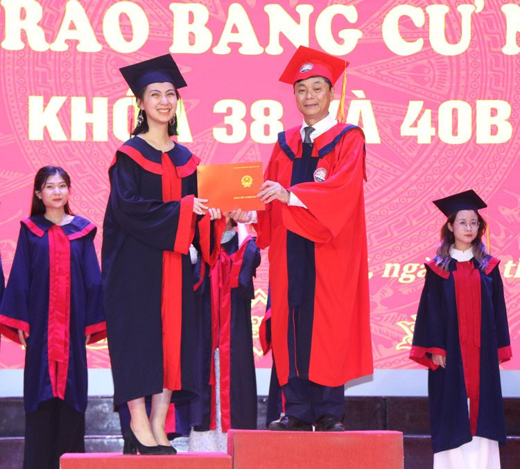 Khánh Linh xuất sắc đứng trong top 5 đầu ra toàn khoá.