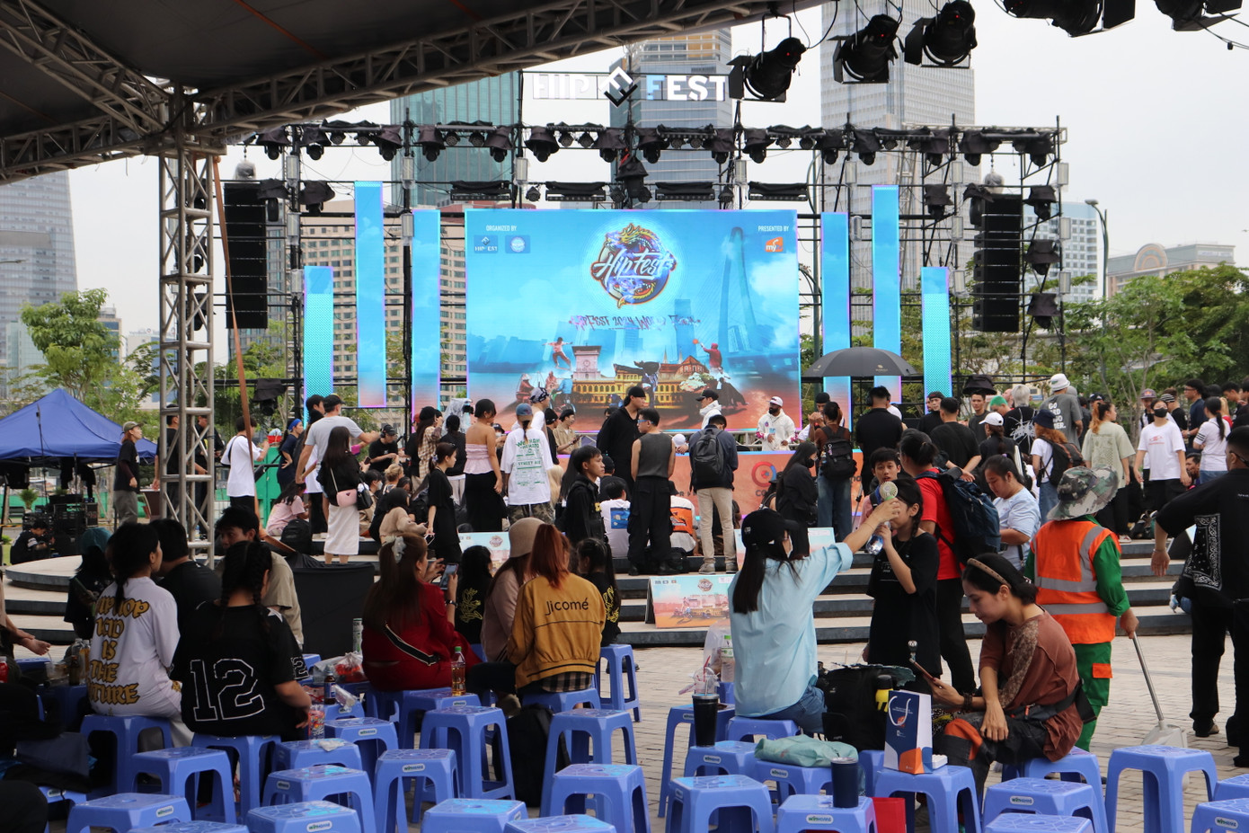 Thí sinh và khán giả có mặt từ sớm để xem các màn so tài của thí sinh. Lễ hội sẽ diễn ra trong 2 ngày 14-15/12/2024.