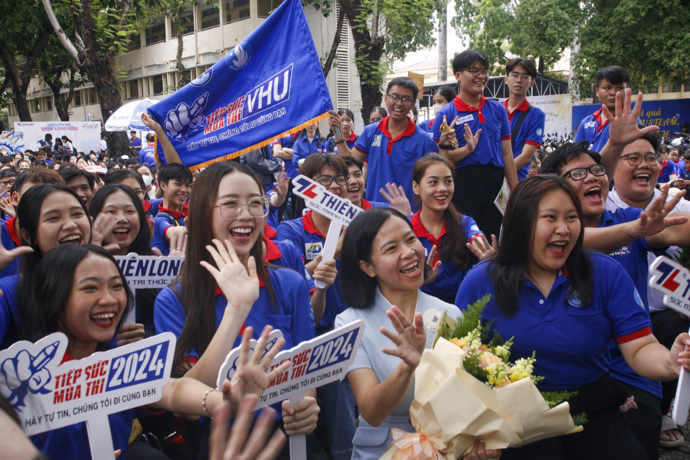 Các bạn sinh viên chụp hình cùng Hoa hậu Thế giới Việt Nam 2022 Lê Nguyễn Bảo Ngọc.