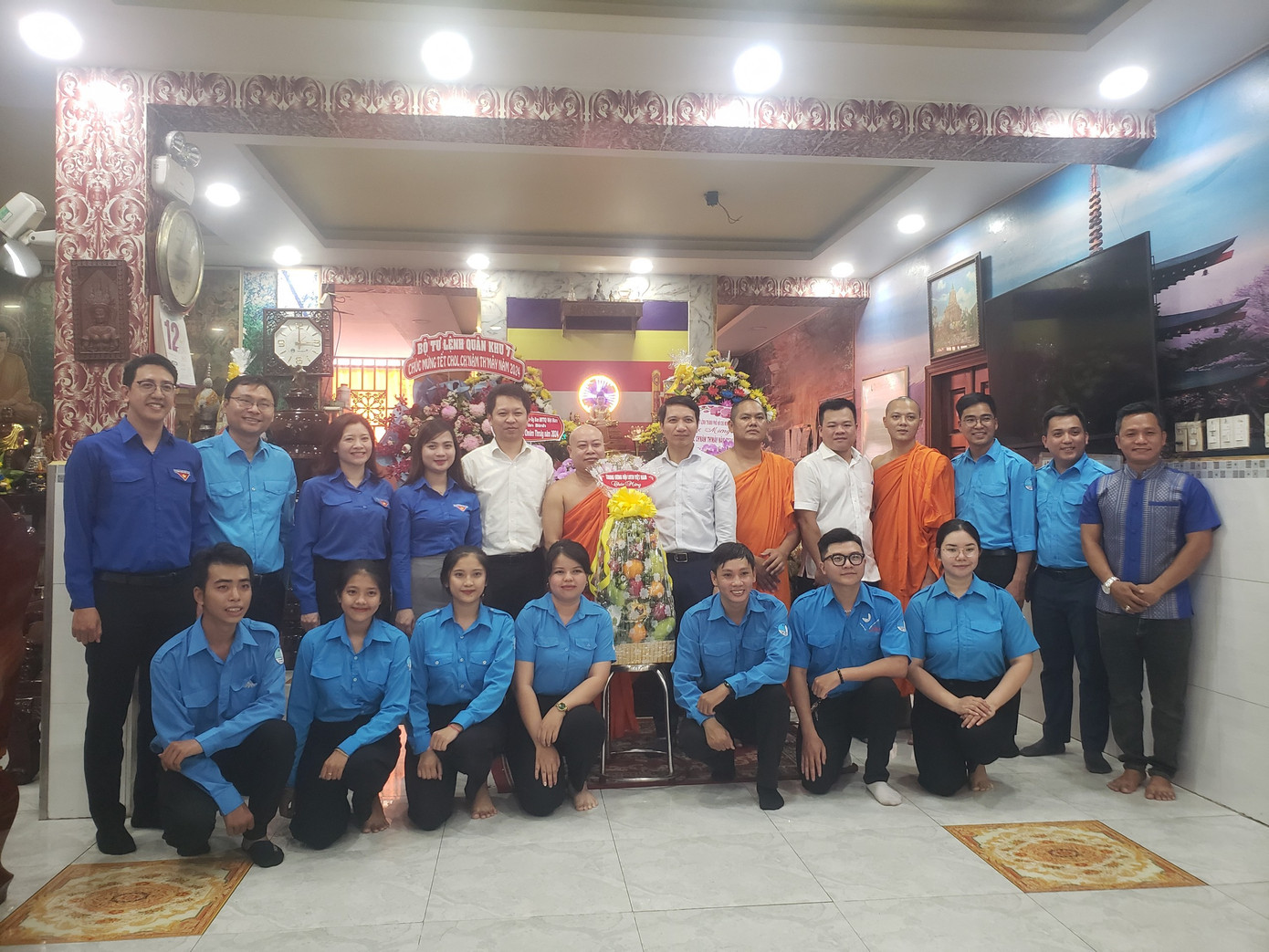 Đoàn công tác chụp hình chung với Đại đức Tăng Ngọc An (trụ trì chùa Pothiwong) và các sư trong chùa.