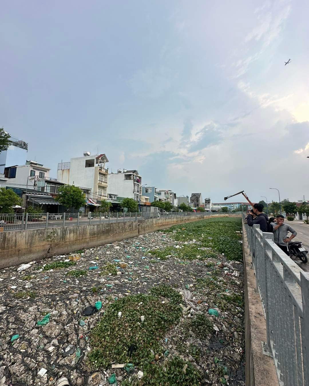 100 tấn rác được các bạn tình nguyện viên nhóm 'Sài Gòn Xanh' dọn sạch ở Kênh Nước Đen, Tân Phú.