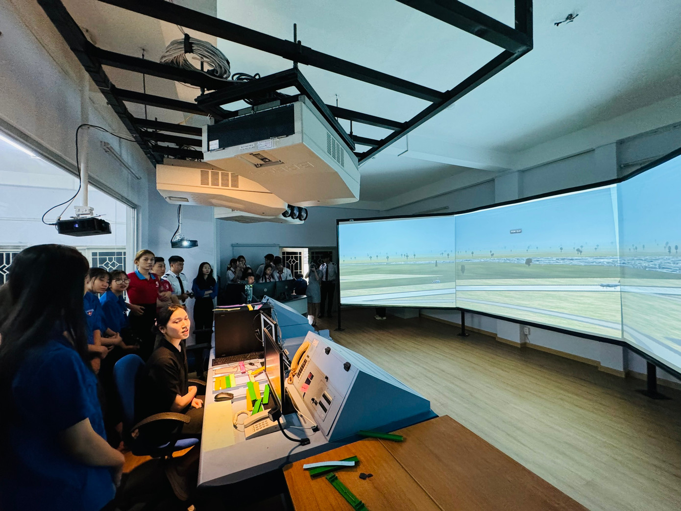 Các bạn trẻ được trải nghiệm các mô hình tại Học viện Hàng không Việt Nam.