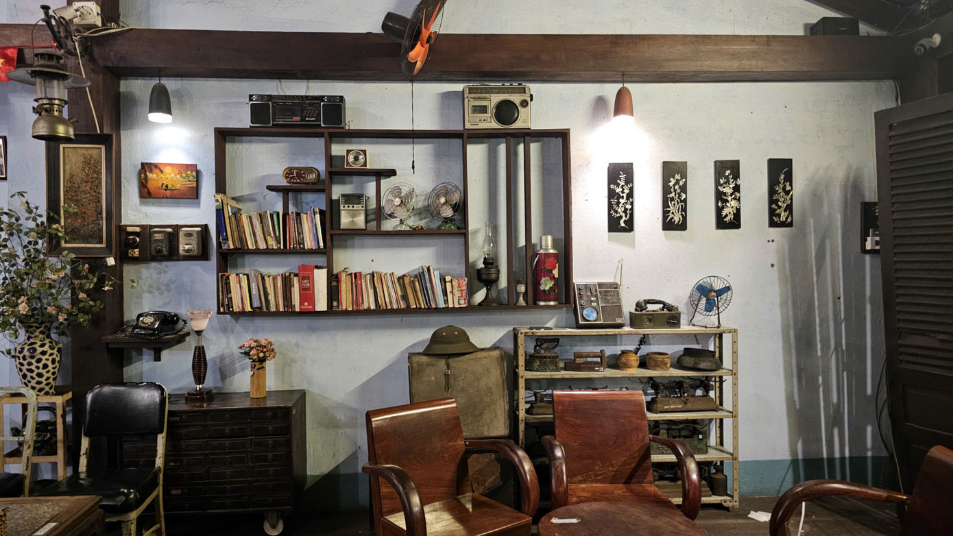 Không gian cổ điển tại quán cà phê theo phong cách retro.