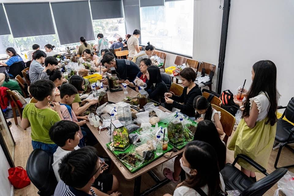 Workshop terrarium thu hút nhiều bạn trẻ tham gia.