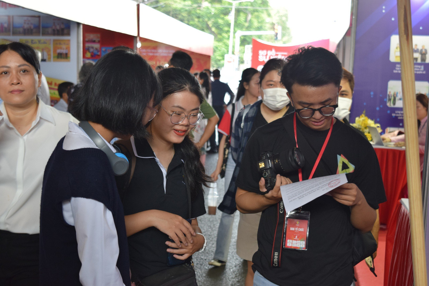 Các bạn sinh viên trải nghiệm tại Hội Báo toàn quốc 2024. Các bạn sinh viên trải nghiệm tại Hội Báo toàn quốc 2024.