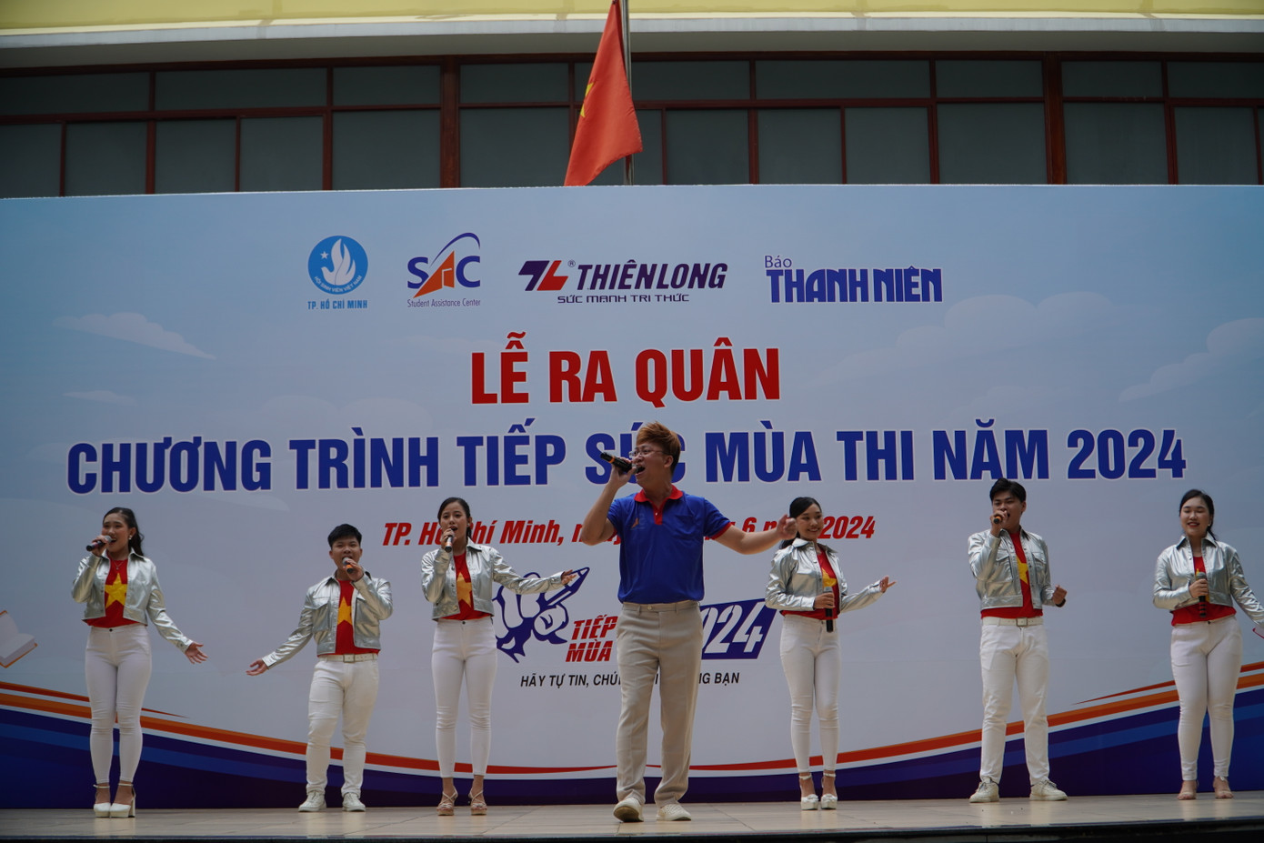 Ca sĩ Sỹ Luân cháy hết mình bằng một ca khúc tại Lễ ra quân.