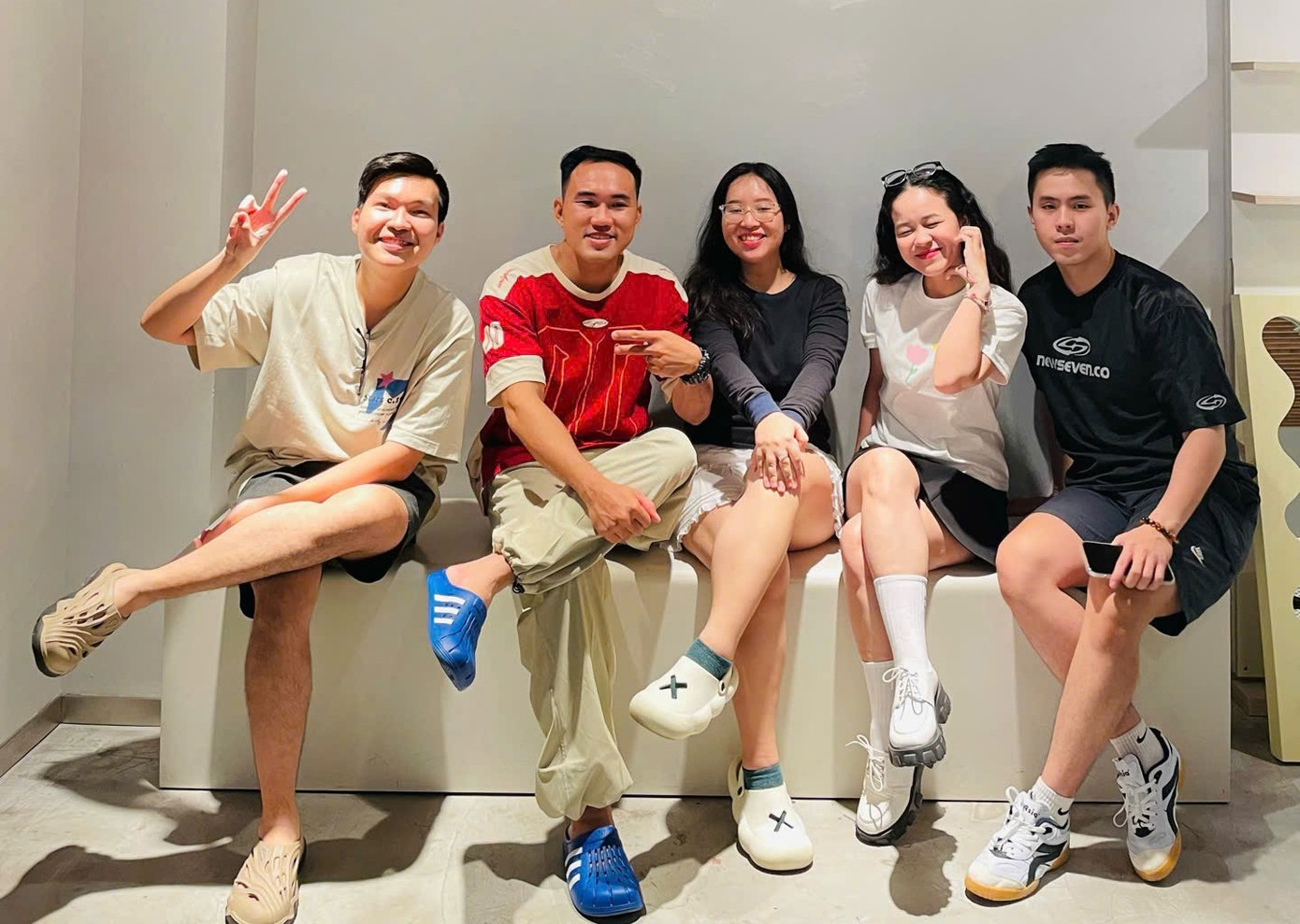 Hoàng Nguyên cùng nhóm bạn tranh thủ chụp những bức hình kỷ niệm Noel tại một quán cà phê, dù phố xá đông đúc, các bạn vẫn tận hưởng không khí Lễ hội và lưu lại những khoảnh khắc vui vẻ bên nhau.