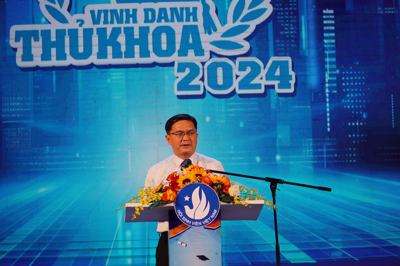 Ông Nguyễn Mạnh Cường phát biểu tại Lễ vinh danh thủ khoa.