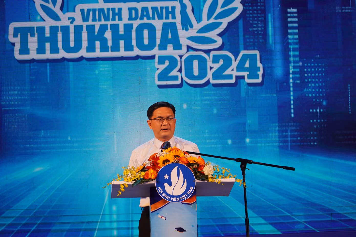 Ông Nguyễn Mạnh Cường phát biểu tại Lễ vinh danh thủ khoa.