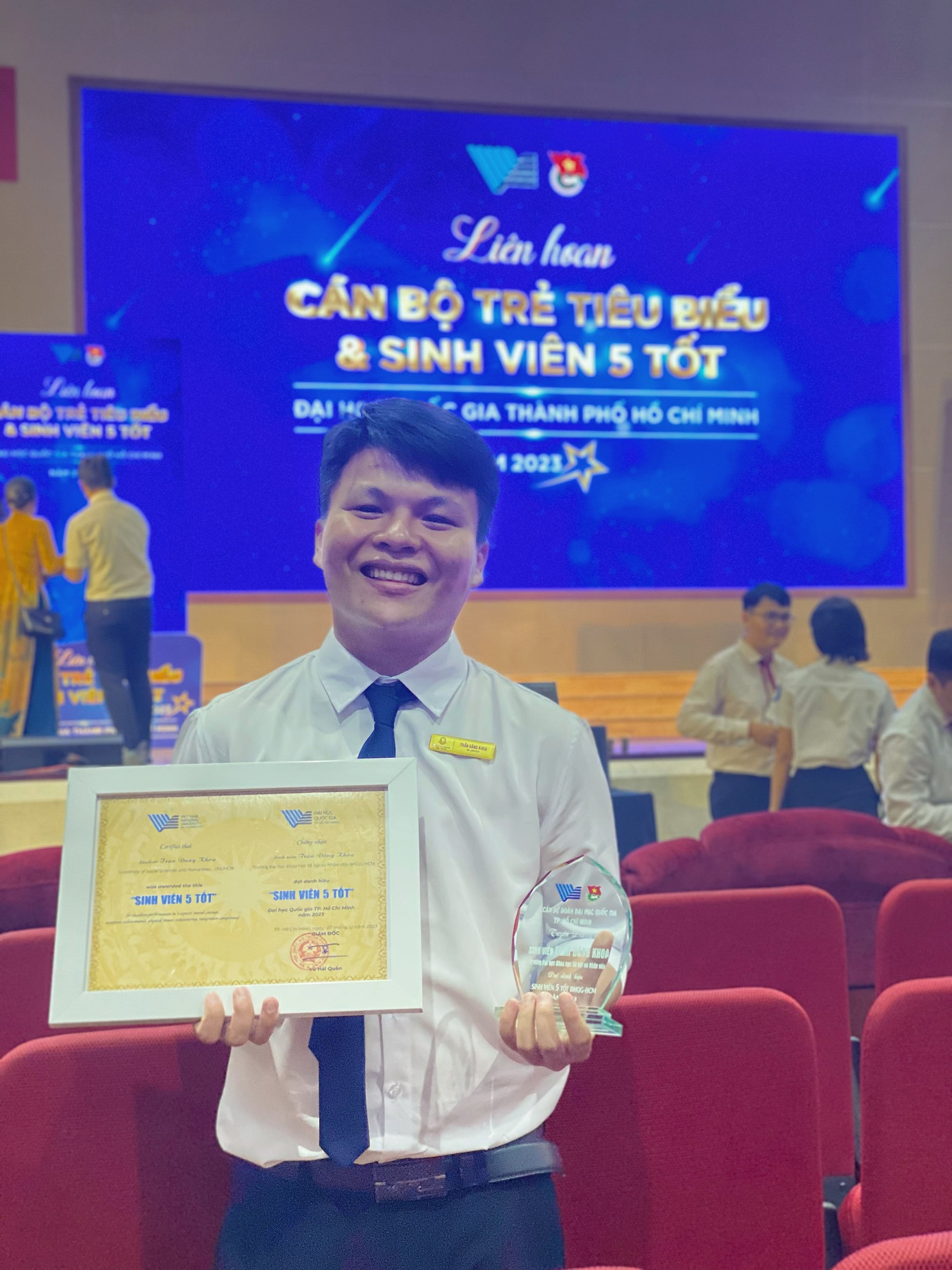 Đăng Khoa rạng rỡ trong ngày nhận Danh hiệu &apos;Sinh viên 5 tốt&apos; cấp ĐHQG TP. HCM.