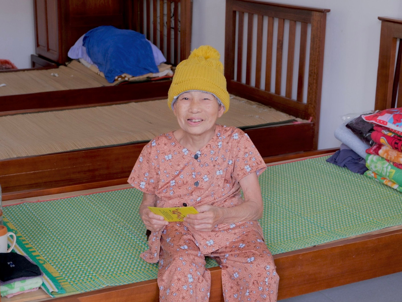 Niềm hạnh phúc của cụ bà khi nhận món quà Tết. Niềm hạnh phúc của cụ bà khi nhận món quà Tết.