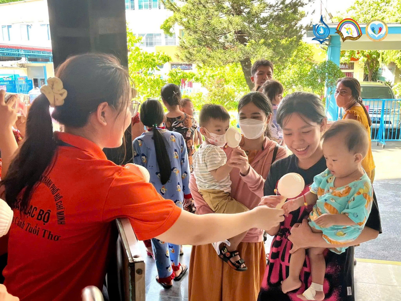 Quỳnh Như thích truyền năng lượng tích cực tới các em nhỏ.