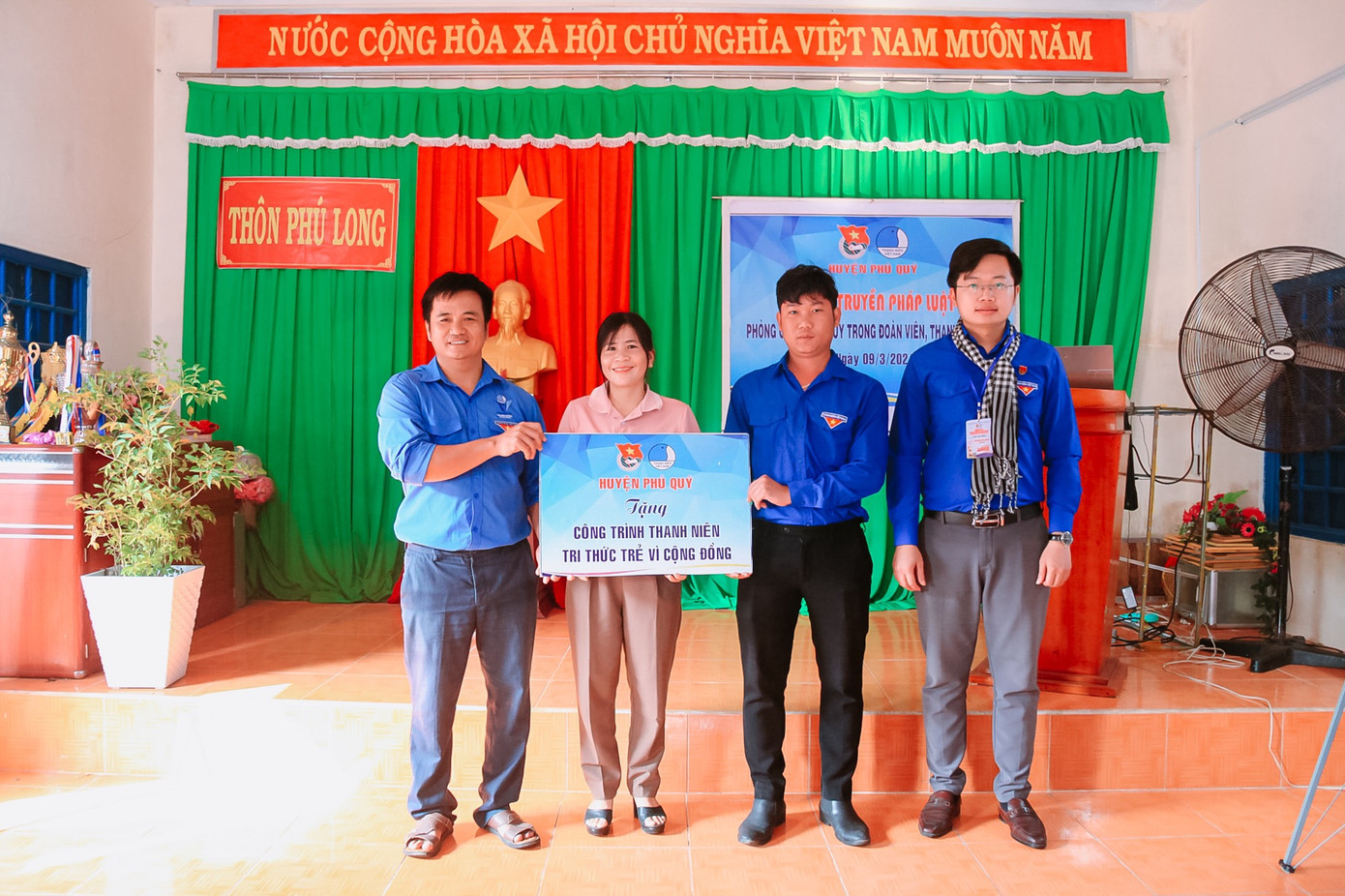 Cùng với đó, đoàn công tác đã đến trao quà cho 10 hộ gia đình có hoàn cảnh khó khăn tại thôn Phú Long, xã Phú Long, cùng Huyện Đoàn trao tặng công trình thanh niên “Tri thức trẻ vì cộng đồng” (trao tặng 2 máy tính do Thành Đoàn trao tặng trong chiến dịch tình nguyện Hè tại Đảo năm 2023) và lắp đặt mạng Wi-Fi phục vụ cộng đồng tại thôn. (Ảnh: TLTĐ)