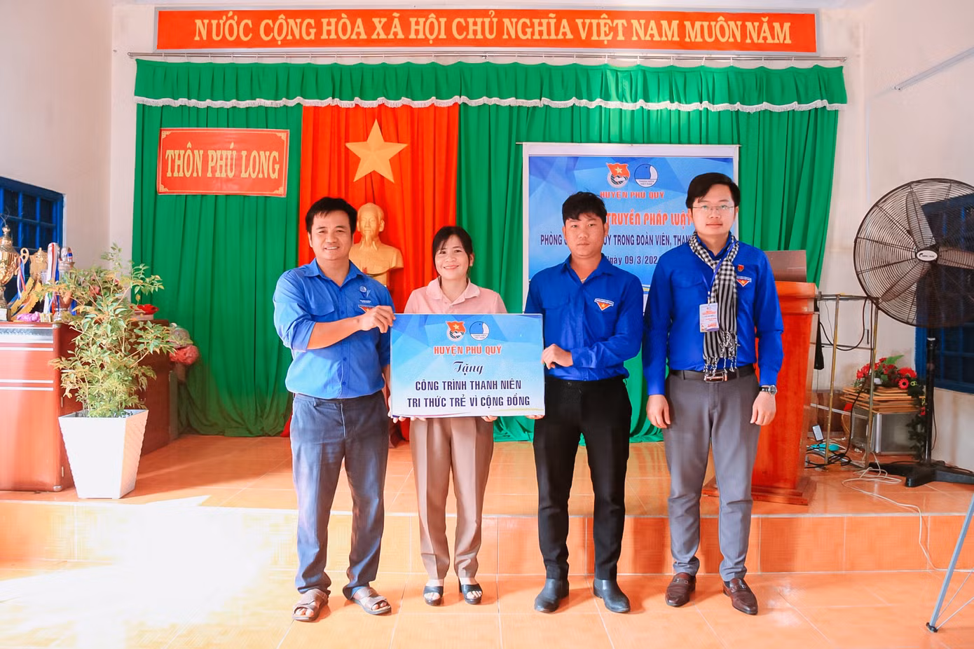 Cùng với đó, đoàn công tác đã đến trao quà cho 10 hộ gia đình có hoàn cảnh khó khăn tại thôn Phú Long, xã Phú Long, cùng Huyện Đoàn trao tặng công trình thanh niên “Tri thức trẻ vì cộng đồng” (trao tặng 2 máy tính do Thành Đoàn trao tặng trong chiến dịch tình nguyện Hè tại Đảo năm 2023) và lắp đặt mạng Wi-Fi phục vụ cộng đồng tại thôn. (Ảnh: TLTĐ)