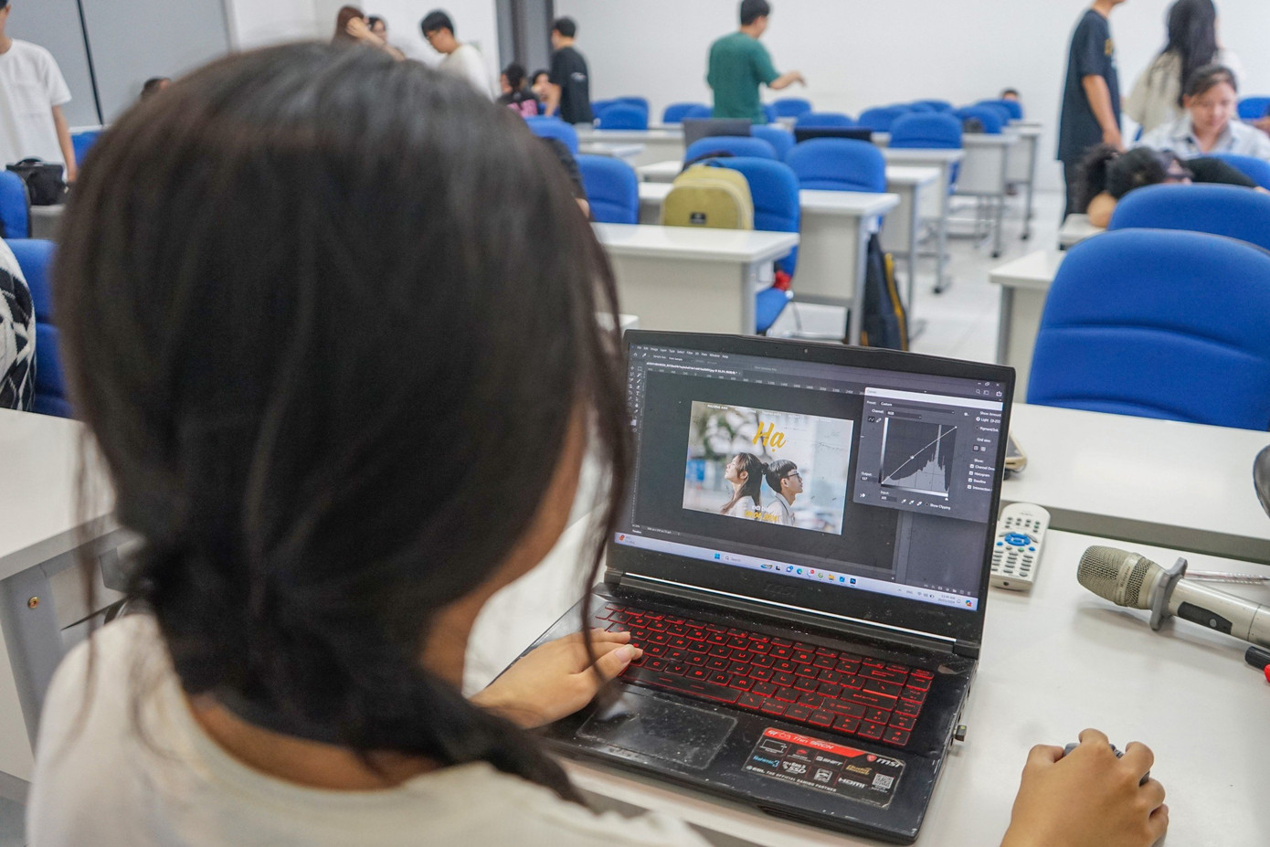 Để phục vụ cho việc công chiếu, sinh viên tự thiết kế poster cho bộ phim.