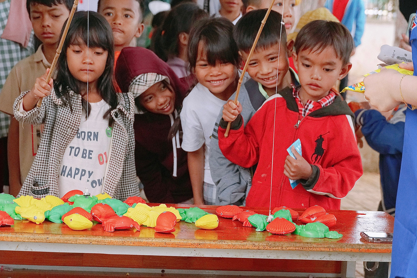 Niềm vui của các em học sinh tại địa phương khi tham gia các hoạt động trò chơi. Niềm vui của các em học sinh tại địa phương khi tham gia các hoạt động trò chơi.