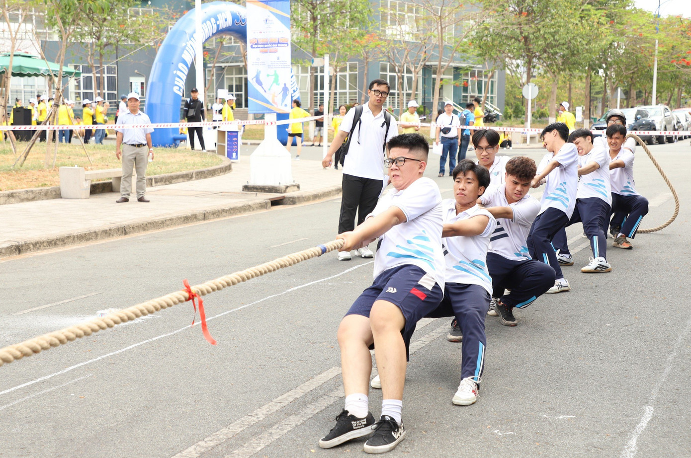 Sinh viên tham gia nội dung kéo co.