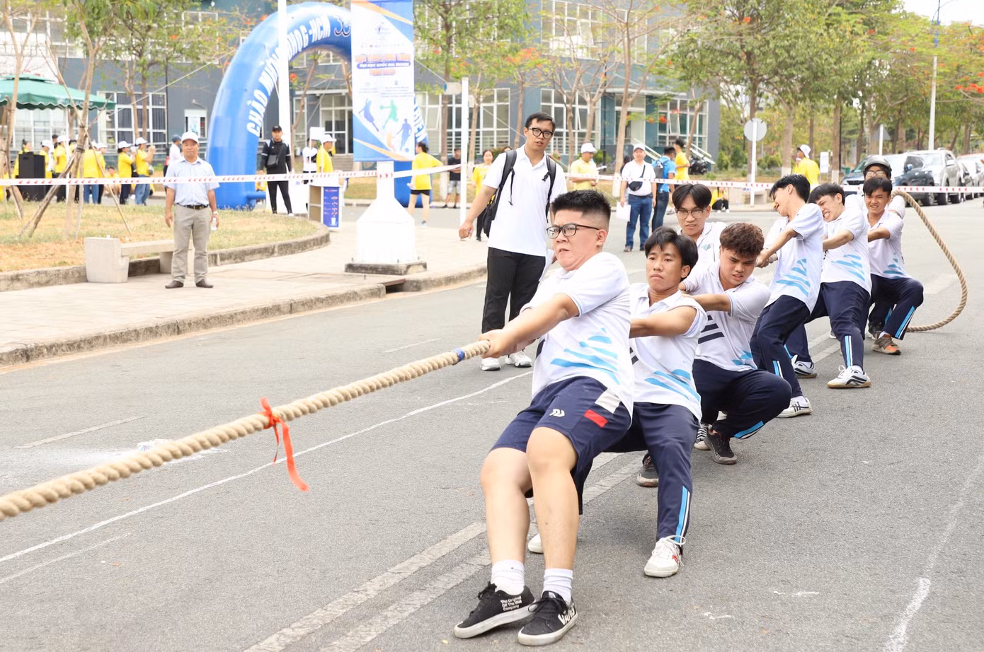 Sinh viên tham gia nội dung kéo co. Sinh viên tham gia nội dung kéo co.