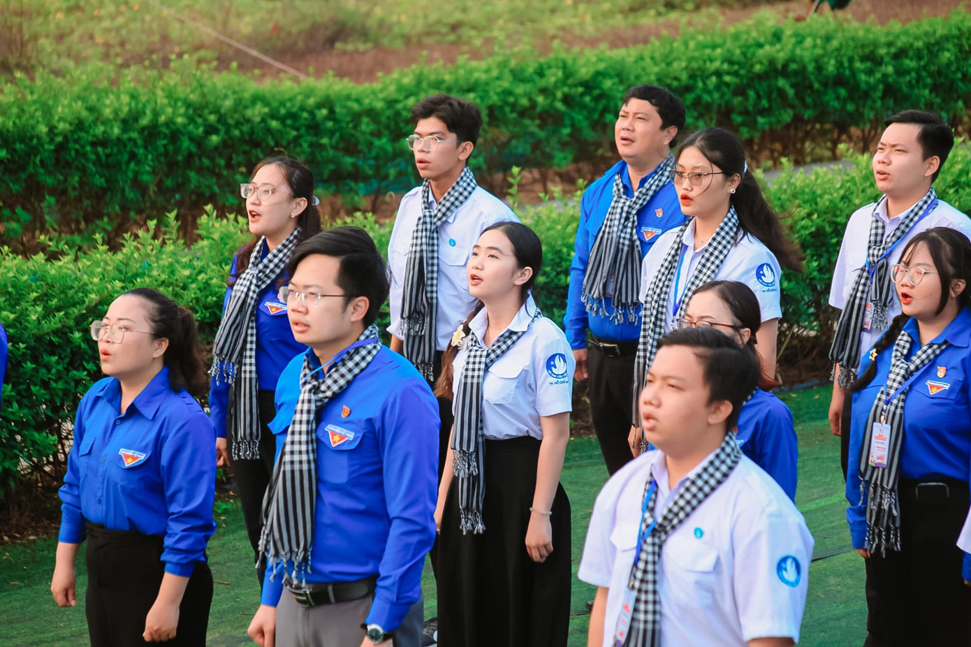 Tại Cột cờ (Huyện đảo Phú Quý), Đoàn công tác &apos;Hành trình thanh niên, sinh viên Thành phố với biển, đảo Tổ quốc năm 2024&apos; đã tổ chức Lễ chào cờ &apos;Tôi yêu Tổ quốc tôi&apos;. (Ảnh: TLTĐ)