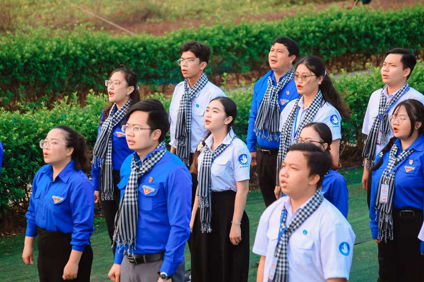 Tại Cột cờ (Huyện đảo Phú Quý), Đoàn công tác 'Hành trình thanh niên, sinh viên Thành phố với biển, đảo Tổ quốc năm 2024' đã tổ chức Lễ chào cờ 'Tôi yêu Tổ quốc tôi'. (Ảnh: TLTĐ)