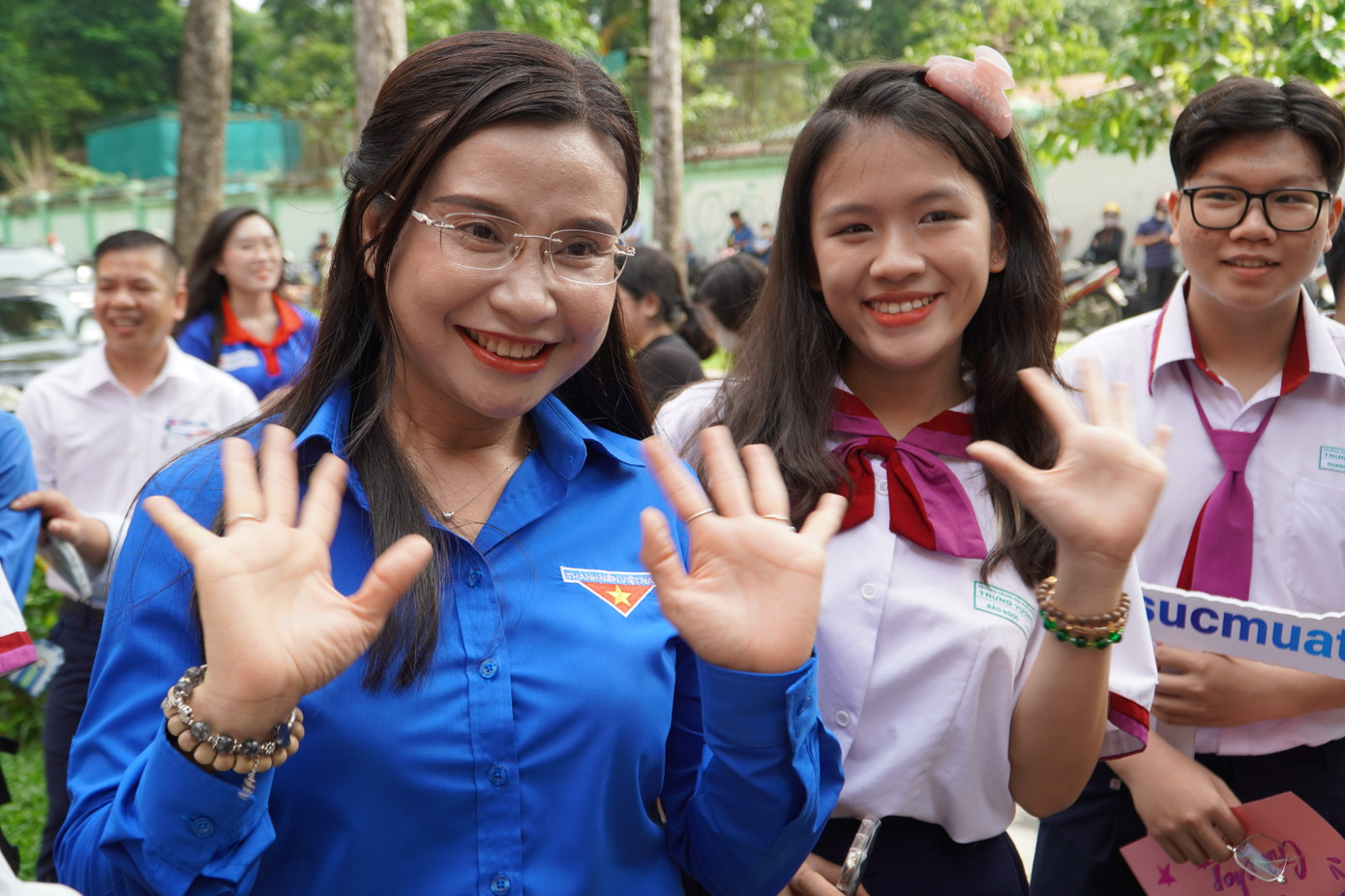 Chị Nguyễn Phạm Duy Trang chụp hình với chiến sĩ 'Hoa phượng Đỏ' tham gia 'Tiếp sức mùa thi' cho các anh chị. (Ảnh: Văn Tiệp) Chị Nguyễn Phạm Duy Trang chụp hình với chiến sĩ 'Hoa phượng Đỏ' tham gia 'Tiếp sức mùa thi' cho các anh chị. (Ảnh: Văn Tiệp)