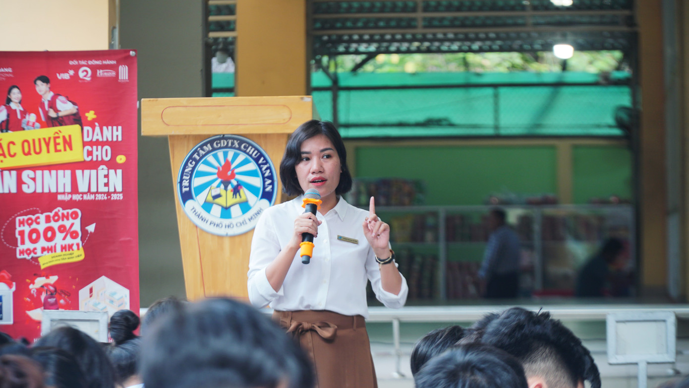 ThS Tâm lý Phan Thị Mai Quyên – giảng viên trường ĐH Mở TP. HCM chia sẻ với các em học sinh tại chương trình. (Ảnh: Vương Tín) ThS Tâm lý Phan Thị Mai Quyên – giảng viên trường ĐH Mở TP. HCM chia sẻ với các em học sinh tại chương trình. (Ảnh: Vương Tín)