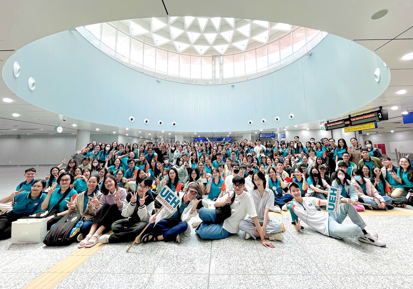 Sinh viên ĐH Kinh tế TP. HCM trải nghiệm tàu điện Metro số 1. (Ảnh: ĐH Kinh tế TP. HCM)