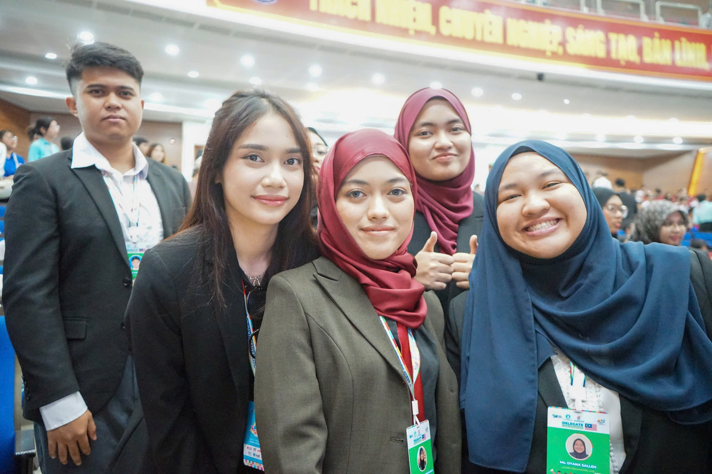 Đoàn đại biểu thanh niên, sinh viên Malaysia phấn khởi tham gia các hoạt động tại Liên hoan Sinh viên Thế giới. Đoàn đại biểu thanh niên, sinh viên Malaysia phấn khởi tham gia các hoạt động tại Liên hoan Sinh viên Thế giới.