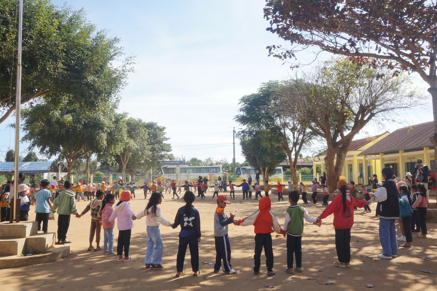 Nhiều hoạt động vui chơi bổ ích được các bạn trong câu lạc bộ tổ chức cho các em học sinh. Nhiều hoạt động vui chơi bổ ích được các bạn trong câu lạc bộ tổ chức cho các em học sinh.