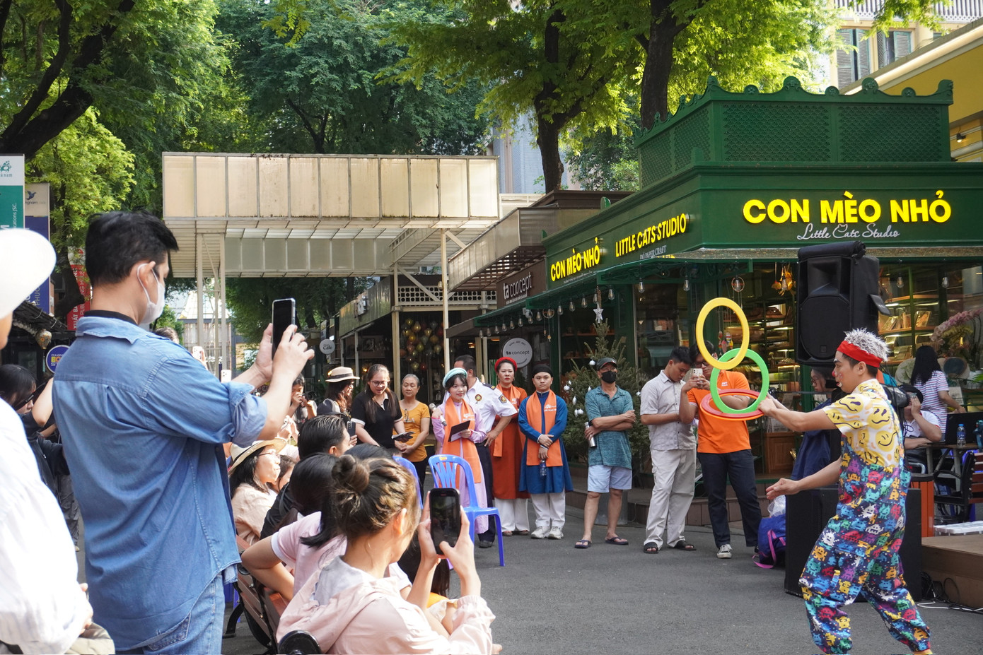 Những tiết mục ảo thuật đan xen làm cho chương trình càng có sự thu hút.