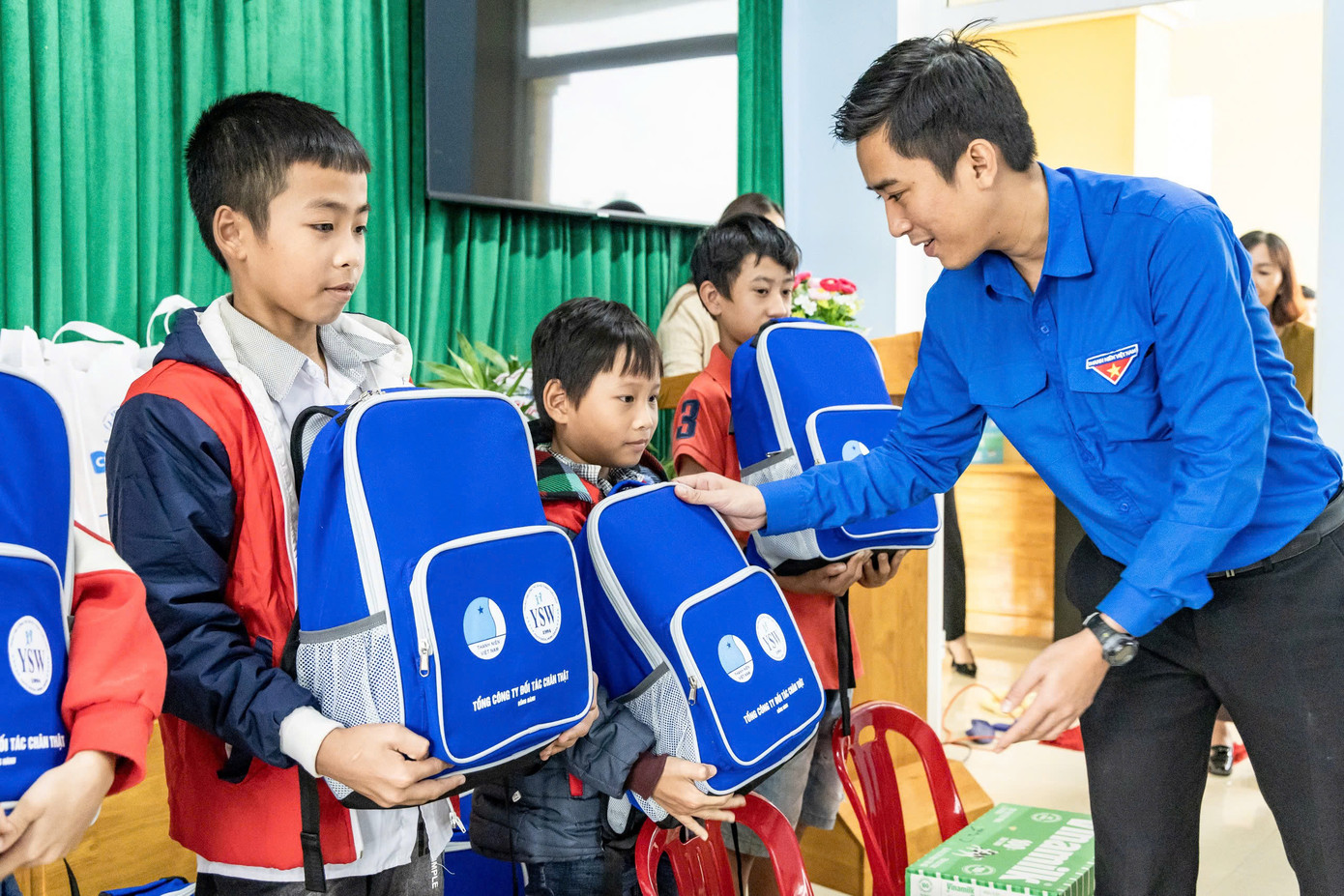 Chương trình tặng quà cho học sinh tại huyện Lệ Thủy (tỉnh Quảng Bình). Chương trình tặng quà cho học sinh tại huyện Lệ Thủy (tỉnh Quảng Bình).