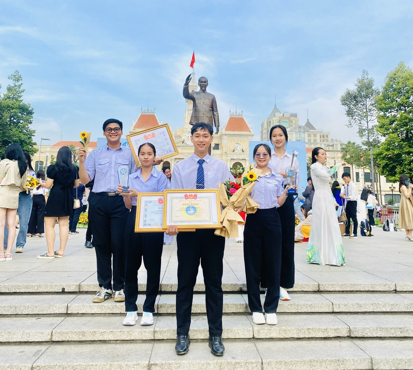 Hoàng Đa (giữa) là người đầu tiên của trường Sư phạm TDTT TP. HCM chạm đến cột mốc đỉnh cao của phong trào sinh viên. (Ảnh: NVCC)