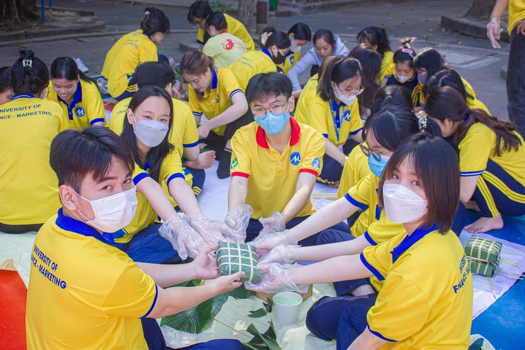 Sinh viên &apos;Xuân Tình nguyện&apos; gói bánh chưng để tặng sinh viên có hoàn cảnh khó khăn, bảo vệ, lao công...