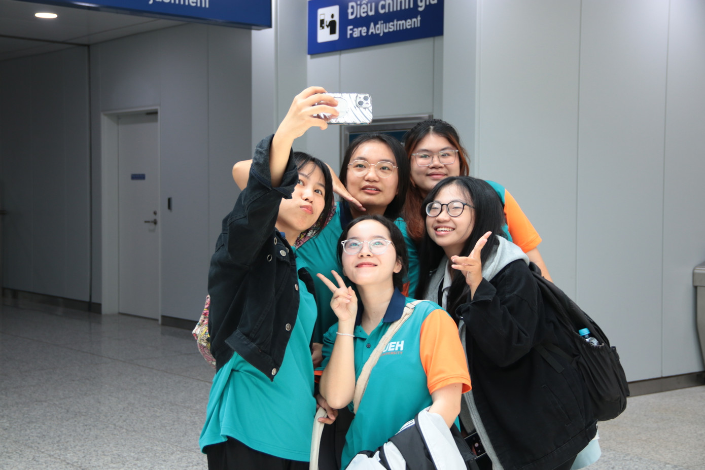 Nhóm sinh viên ĐH Kinh tế TP. HCM hào hứng sau chuyến trải nghiệm tàu điện Metro.