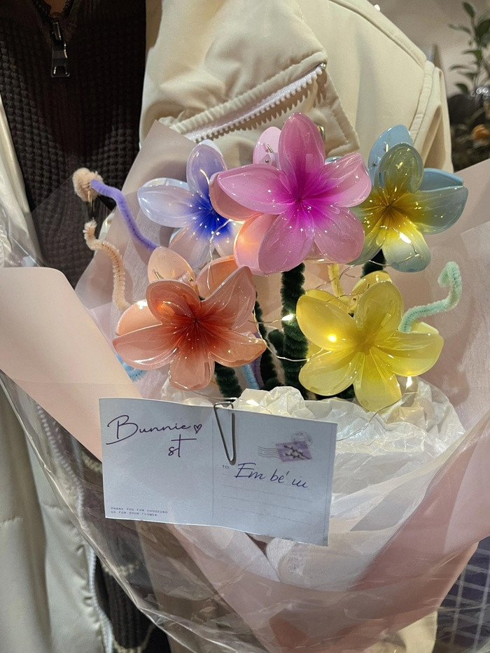 Bó hoa kẹp sứ là sản phẩm được sáng tạo làm quà tặng để các bạn nam dành tặng cho “nửa kia” của mình. Bó hoa kẹp sứ là sản phẩm được sáng tạo làm quà tặng để các bạn nam dành tặng cho “nửa kia” của mình.