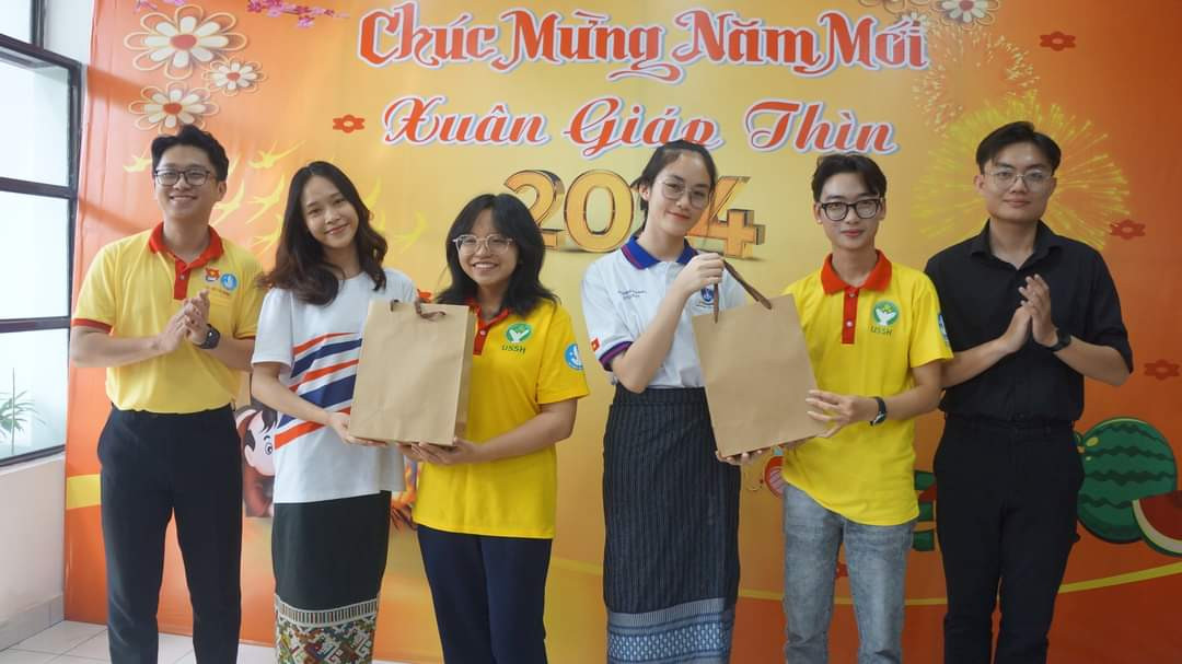 Các lưu học sinh Lào, Campuchia nhận quà từ chương trình.