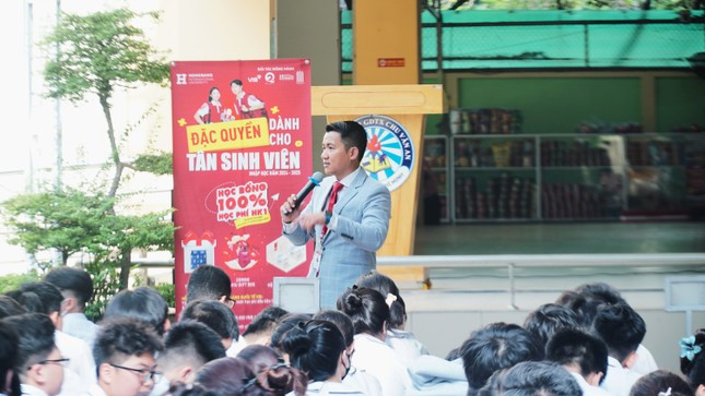 ThS Lý Quốc Huy - Phó Giám đốc Trung tâm tư vấn tuyển sinh, trường ĐH Quốc tế Hồng Bàng chia sẻ về việc chọn ngành, chọn nghề với các em học sinh. (Ảnh: Vương Tín) ThS Lý Quốc Huy - Phó Giám đốc Trung tâm tư vấn tuyển sinh, trường ĐH Quốc tế Hồng Bàng chia sẻ về việc chọn ngành, chọn nghề với các em học sinh. (Ảnh: Vương Tín)