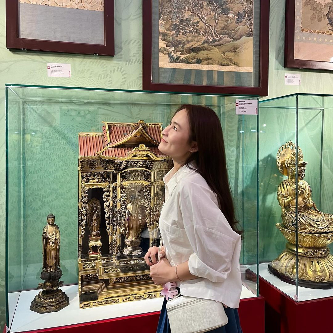 Các bạn trẻ thích thú đến checkin bộ nhận diện mới.