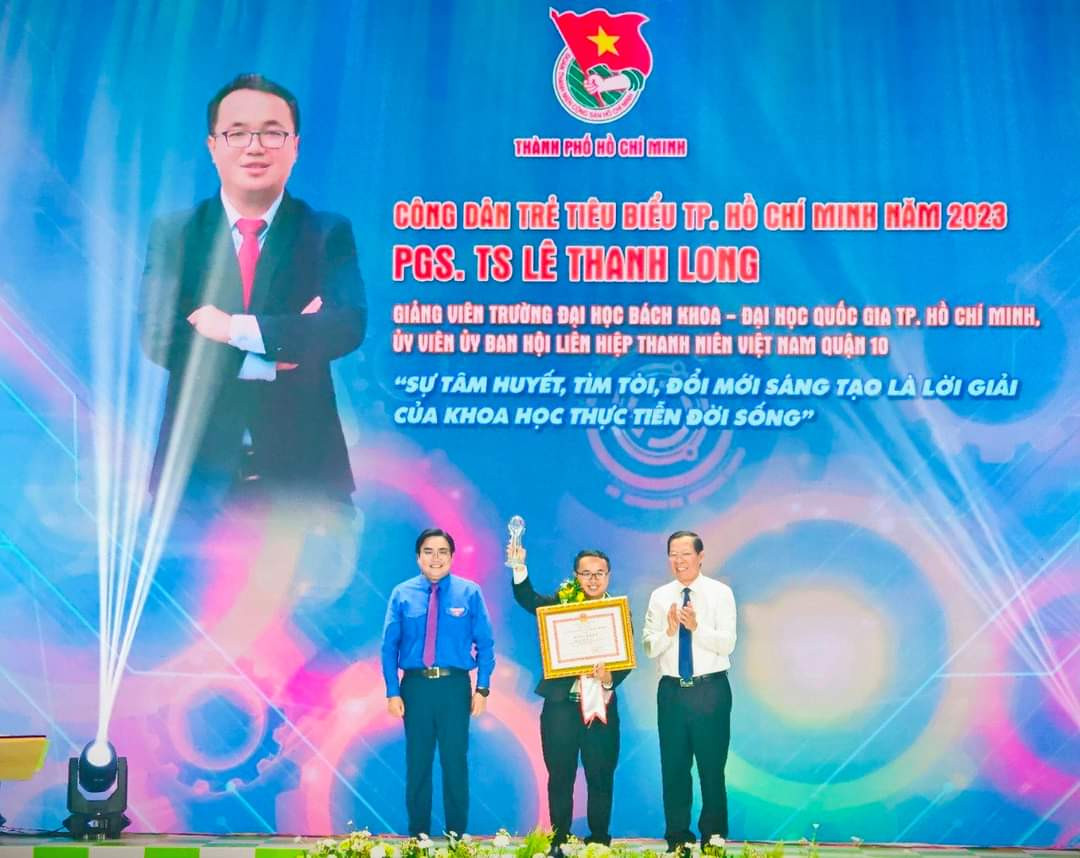 PGS. TS Lê Thanh Long (giữa) được vinh danh 'Công dân trẻ tiêu biểu TP. HCM' năm 2023.
