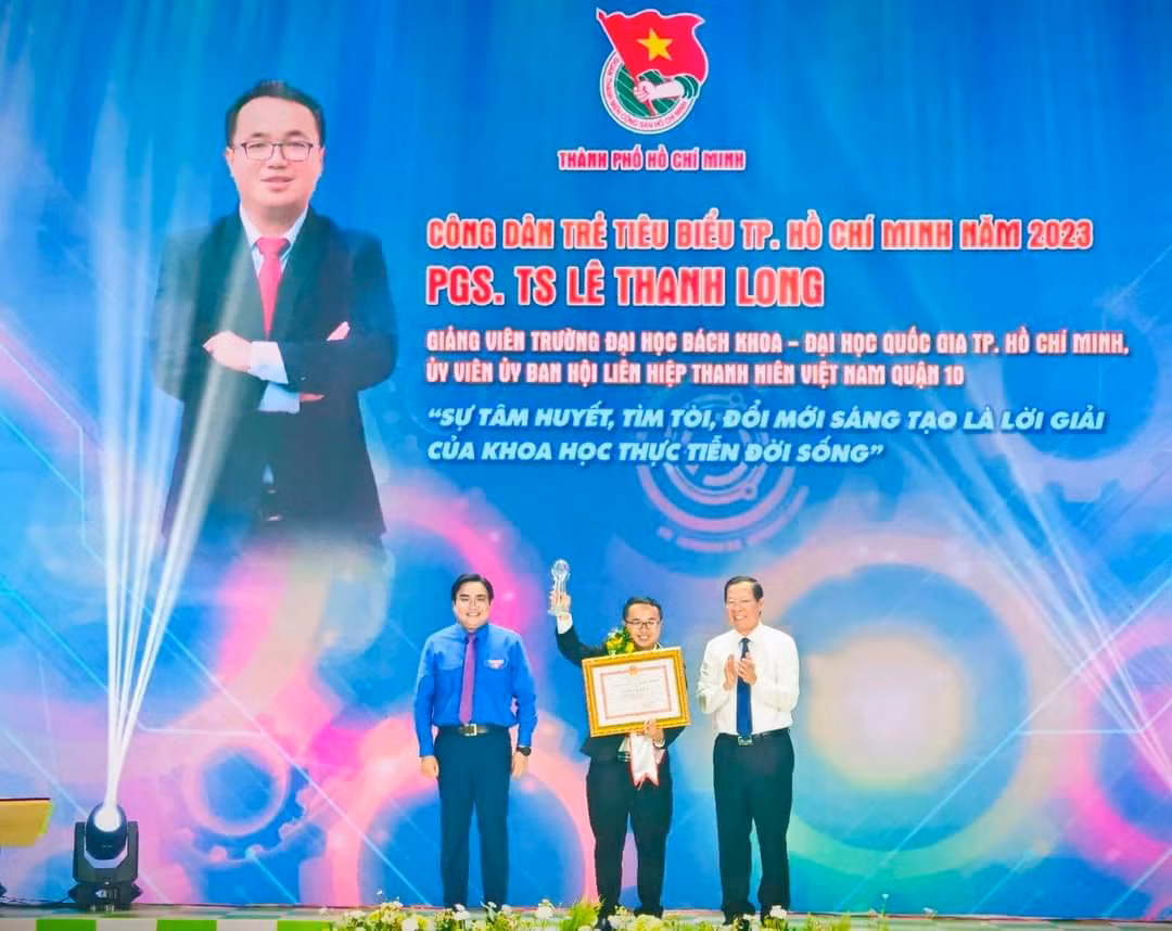 PGS. TS Lê Thanh Long (giữa) được vinh danh 'Công dân trẻ tiêu biểu TP. HCM' năm 2023.