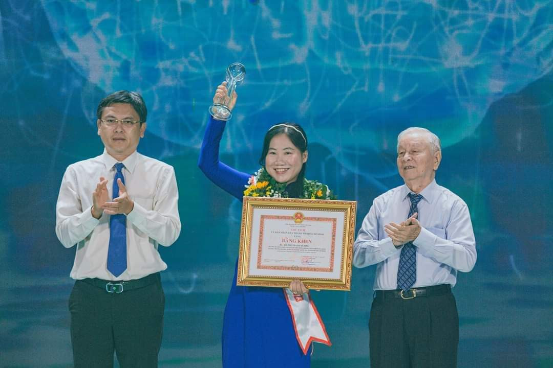 TS Hà Thị Thanh Hương (ở giữa) được vinh danh 'Công dân trẻ tiêu biểu TP. HCM' năm 2023.