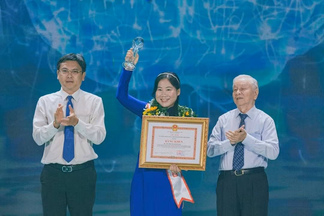 TS Hà Thị Thanh Hương (ở giữa) được vinh danh 'Công dân trẻ tiêu biểu TP. HCM' năm 2023.