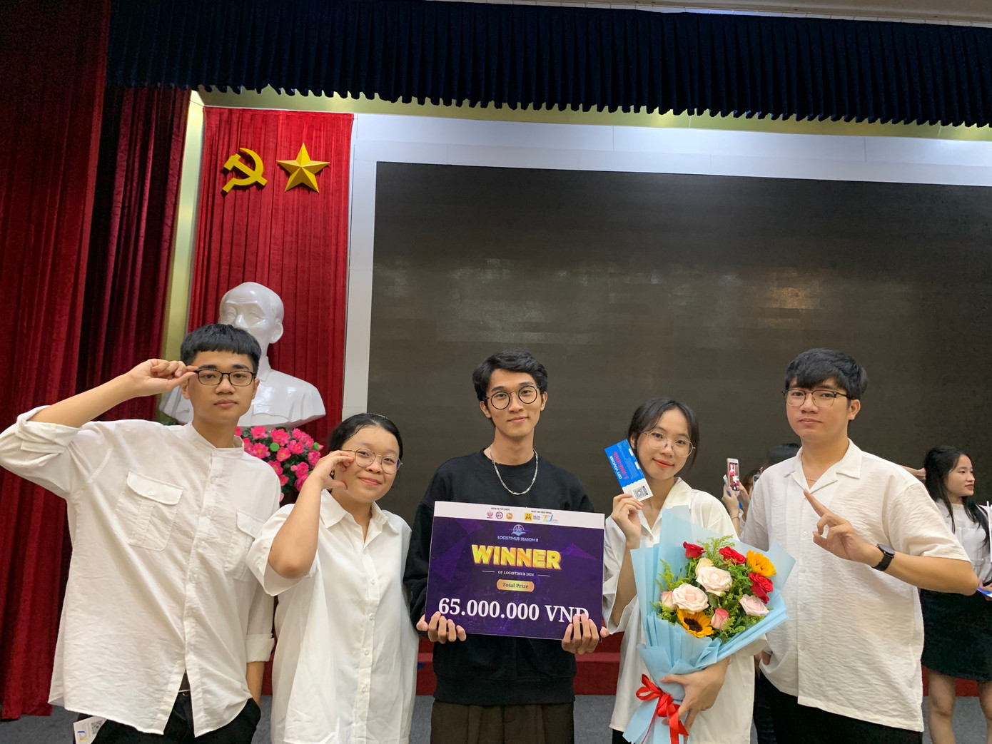 Thúy Nhi (thứ hai, từ phải qua) và các bạn trong nhóm xuất sắc đoạt giải Quán quân của cuộc thi học thuật 'Logistihub 2024'.