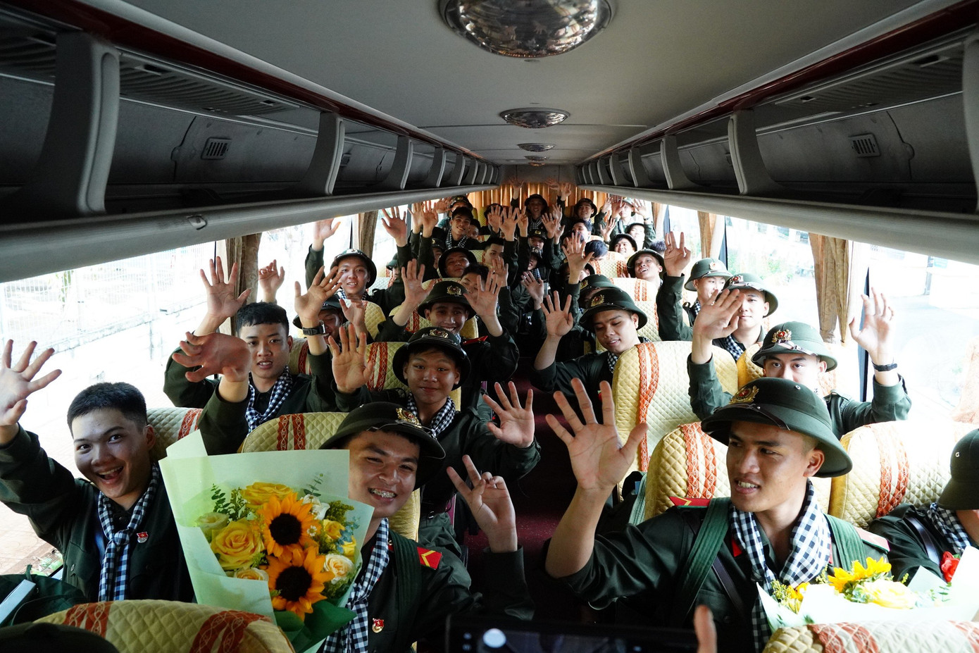 Những thanh niên, sinh viên TP. HCM lên đường nhập ngũ thể hiện niềm vui và sự phấn khởi khi được góp một phần cho sự nghiệp bảo vệ Tổ quốc đầy thiêng liêng.