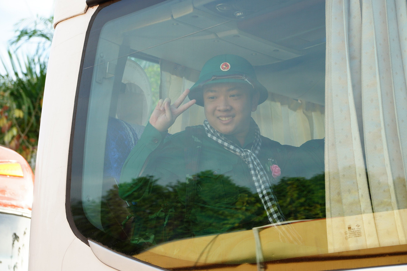 Giây phút thanh niên, sinh viên TP. HCM lên đường nhập ngũ chia tay người nhà.